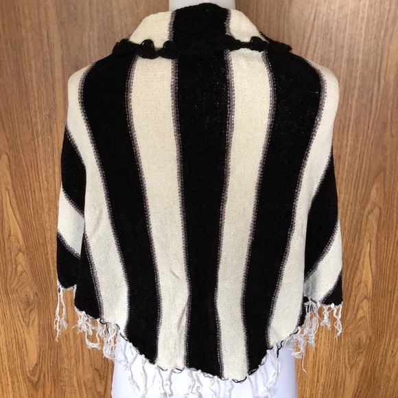 Poncho in off white/black combination - Picture 3 of 3